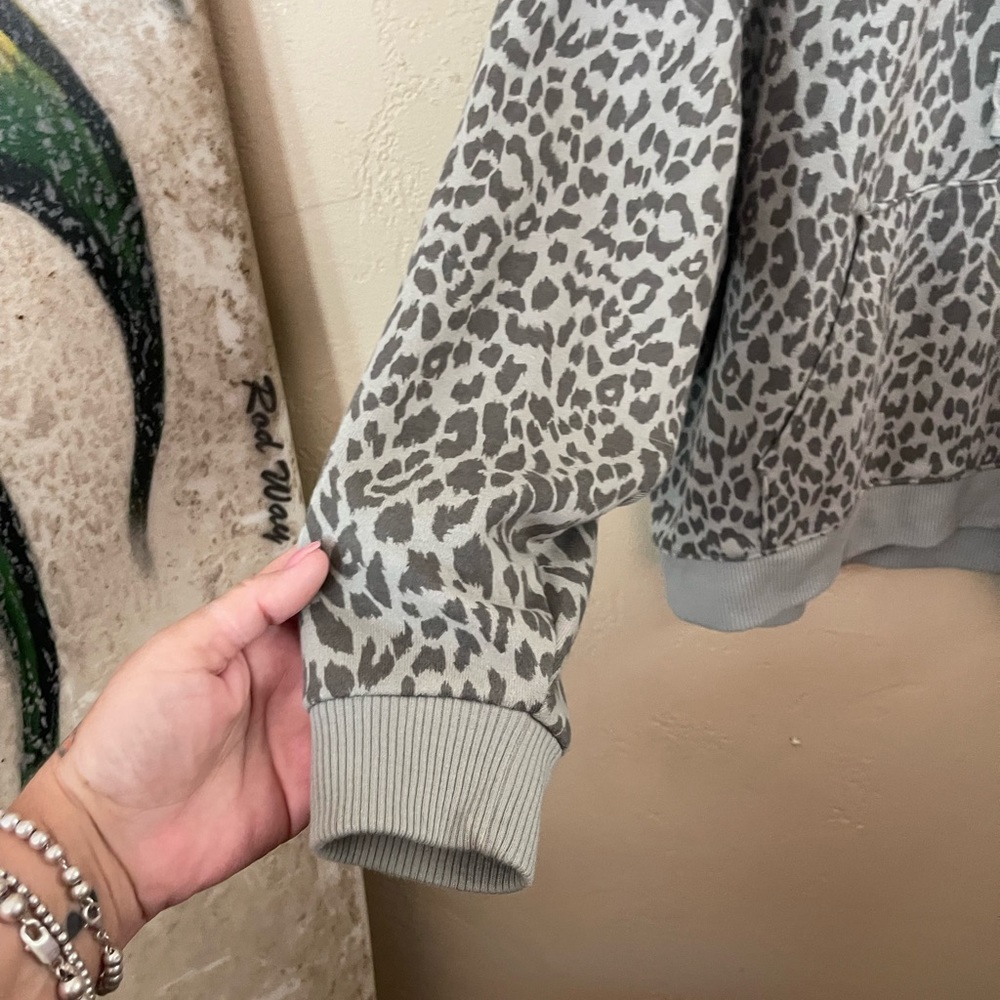 AMERICAN EAGLE khaki green animal print cropped hoodie. Oversized - Picture 3 of 8